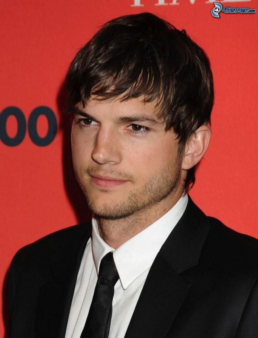 Ashton Kutcher, man i kostym