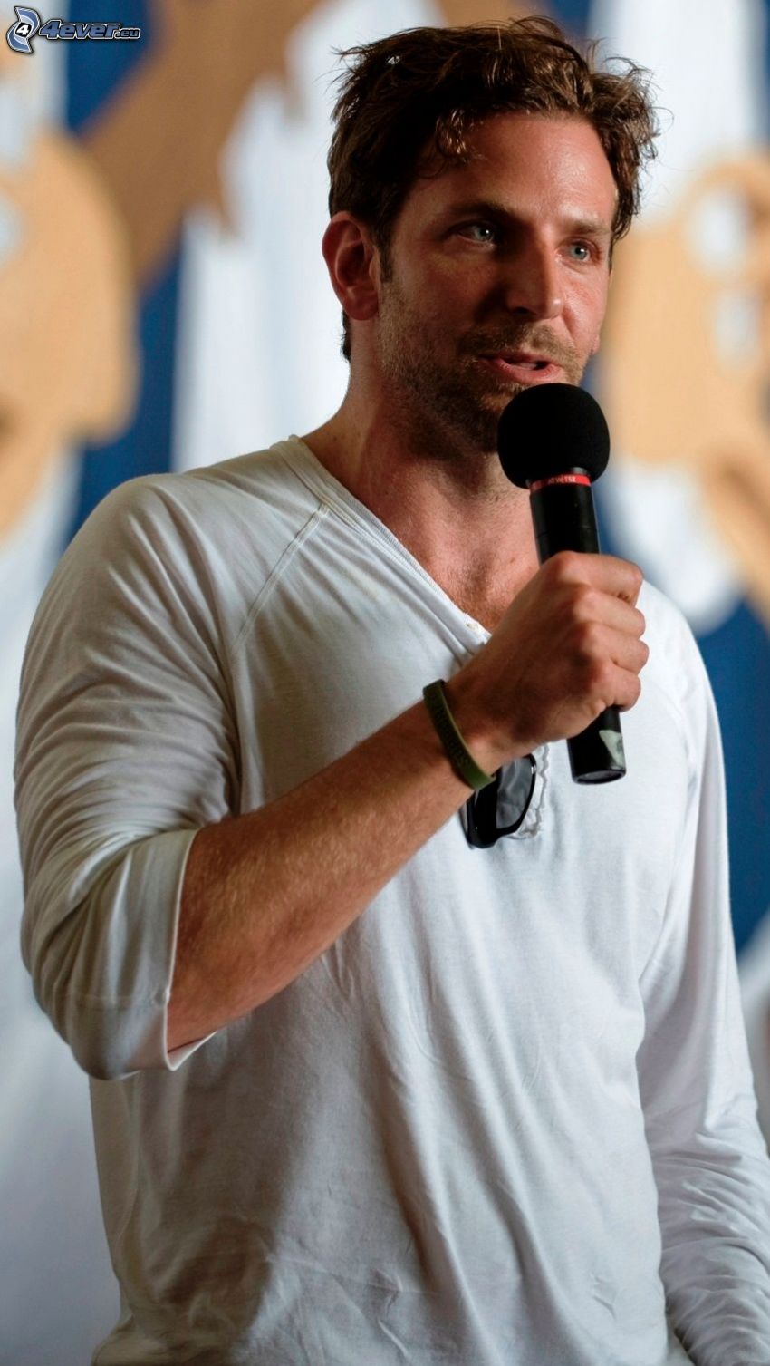 Bradley Cooper, mikrofon