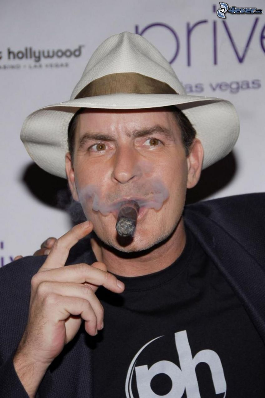 Charlie Sheen, cigarr