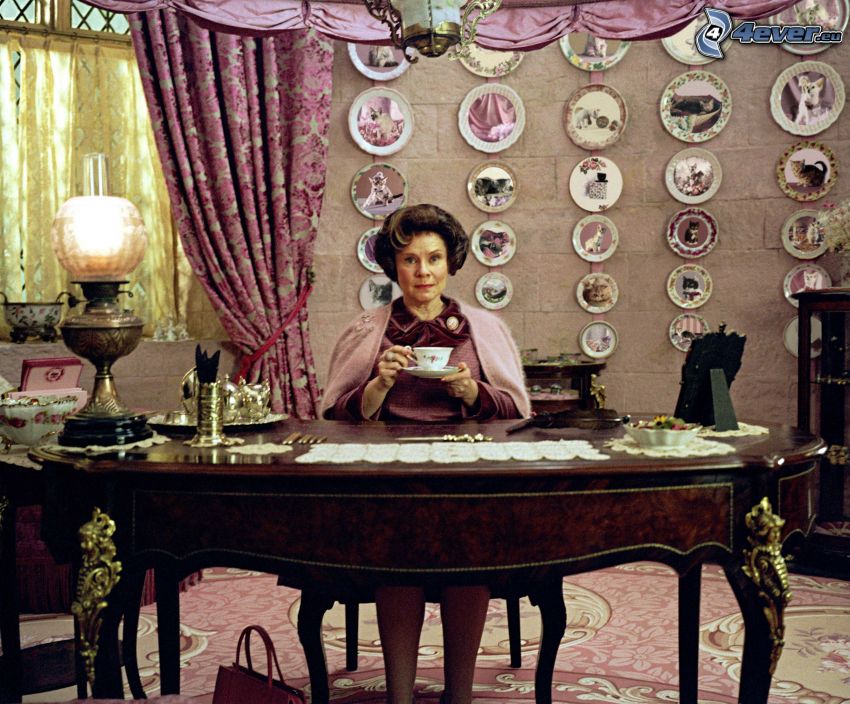 Dolores Umbridge, kvinna bakom piano