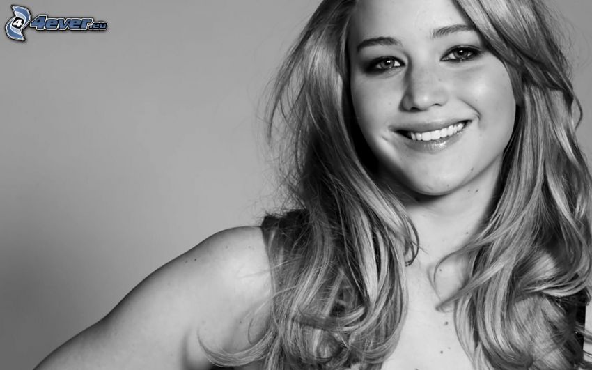 Jennifer Lawrence, leende, svartvitt foto