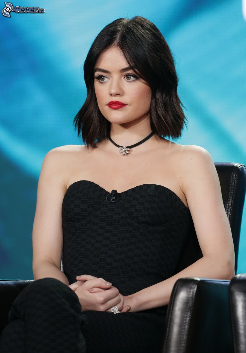 Lucy Hale, blick