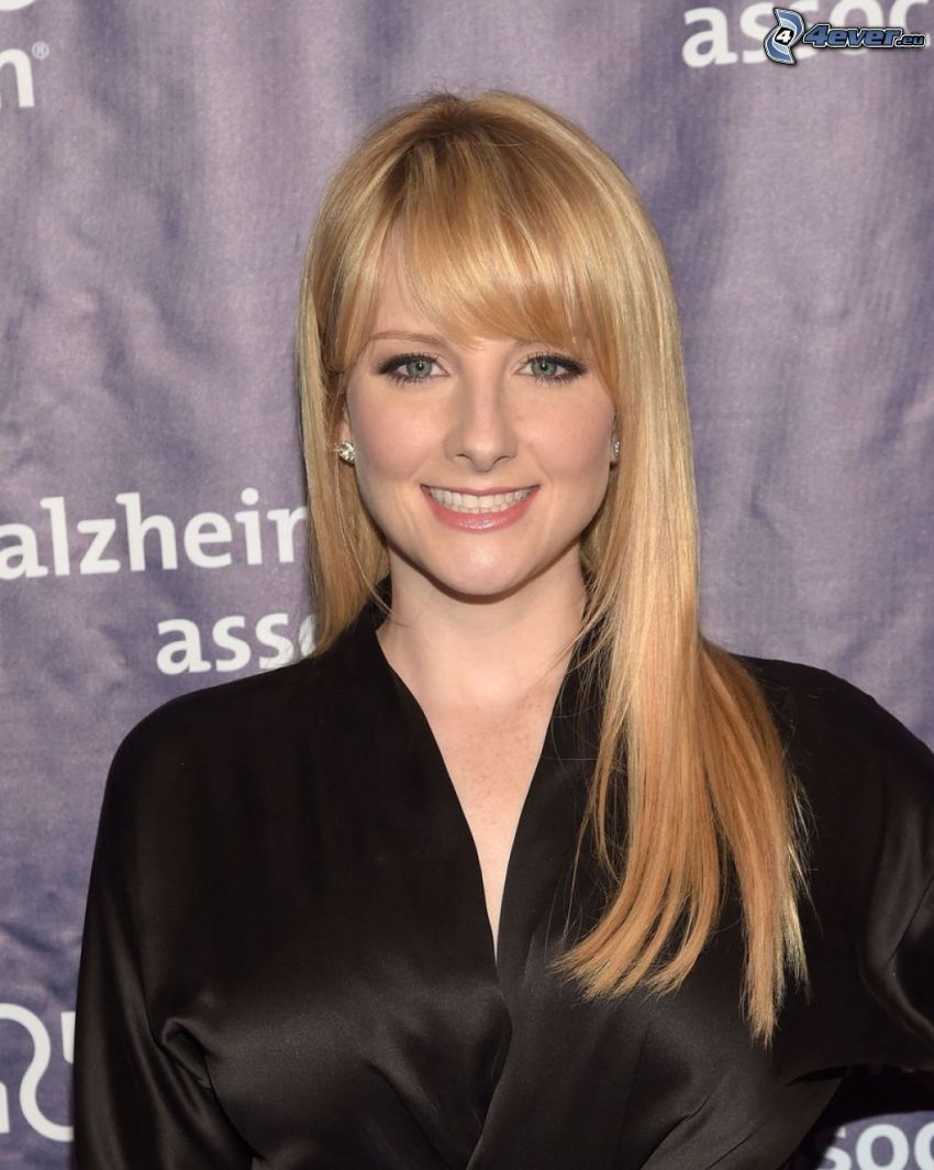 Melissa Rauch, leende, svart klänning