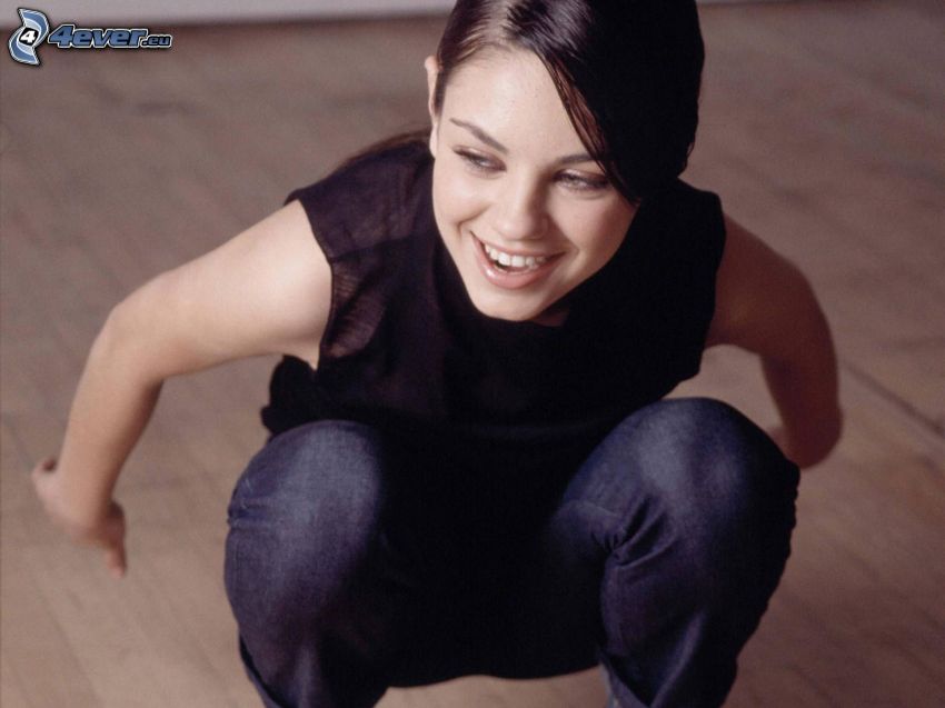 Mila Kunis, leende