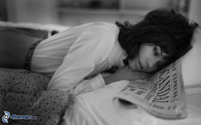 Olga Kurylenko, kvinna på säng, tidning