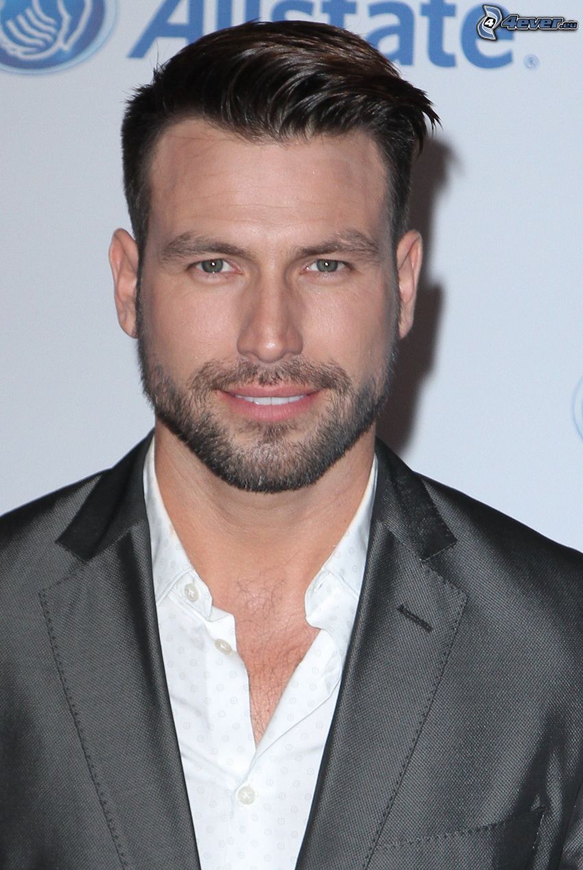 Rafael Amaya, man i kostym