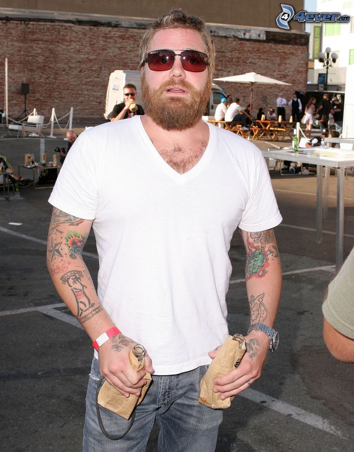 Ryan Dunn, tatuerad man, solglasögon