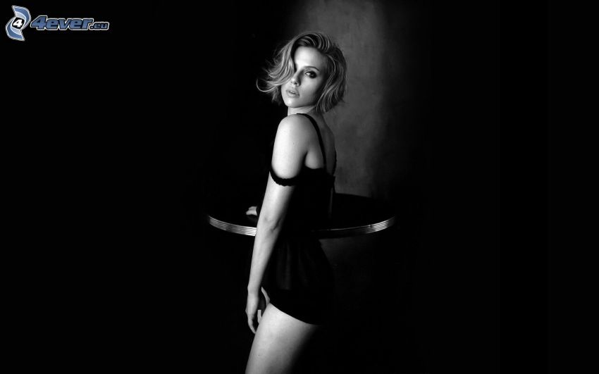 Scarlett Johansson, svartvitt foto, nattlinne