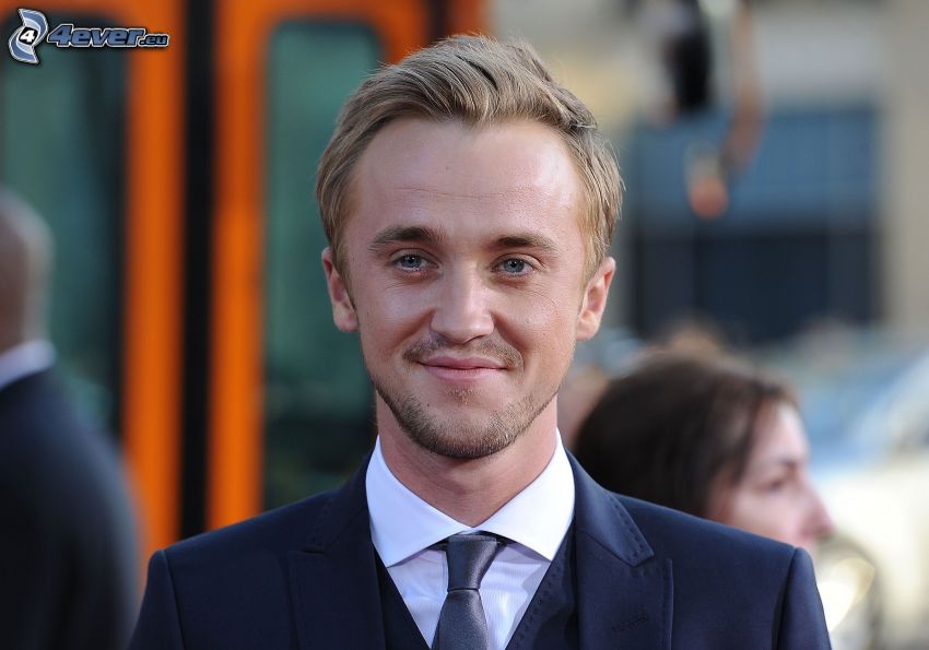 Tom Felton, man i kostym