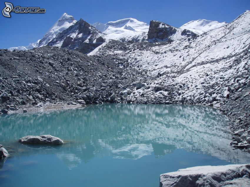 Cho Oyu, klippiga berg, tjärn, snö