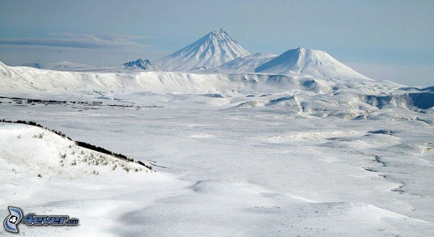 Kronotsky vulkanen, snöigt landskap
