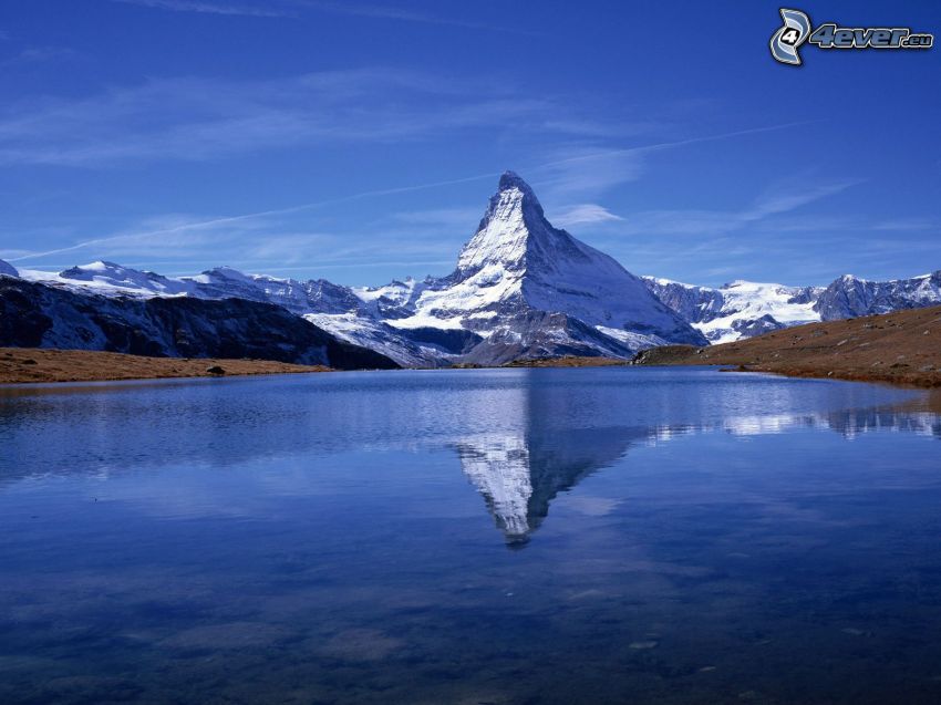 Matterhorn, snöiga berg ovanför sjö, spegling