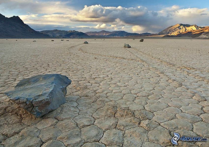 Death Valley, torkat stäpplandskap, flytande stenar