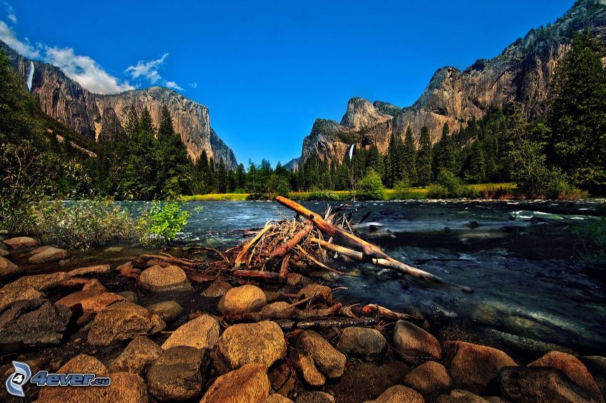 flod i Yosemite National Park, klippiga berg, stenar