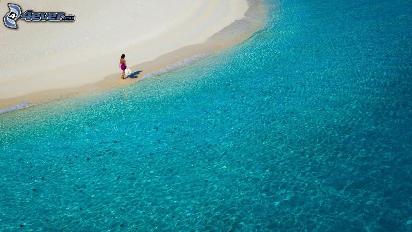 grunt azurblå hav, sandstrand, kvinna på strand