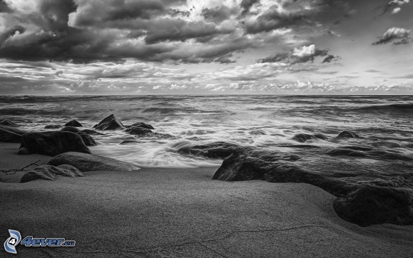 hav, stenig strand, moln, svartvitt foto