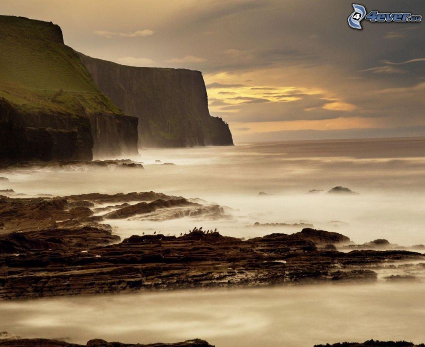 Irländska klippiga kusten, klippor vid kusten, hav