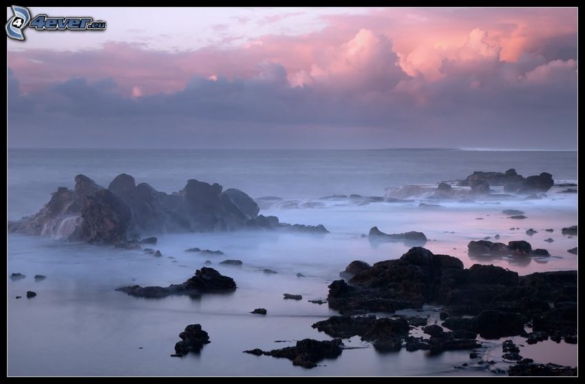 klippor i havet, efter solnedgången, moln