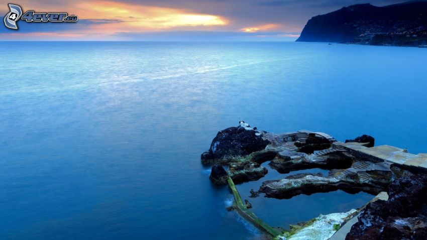 klippor i havet, kvällsstrand
