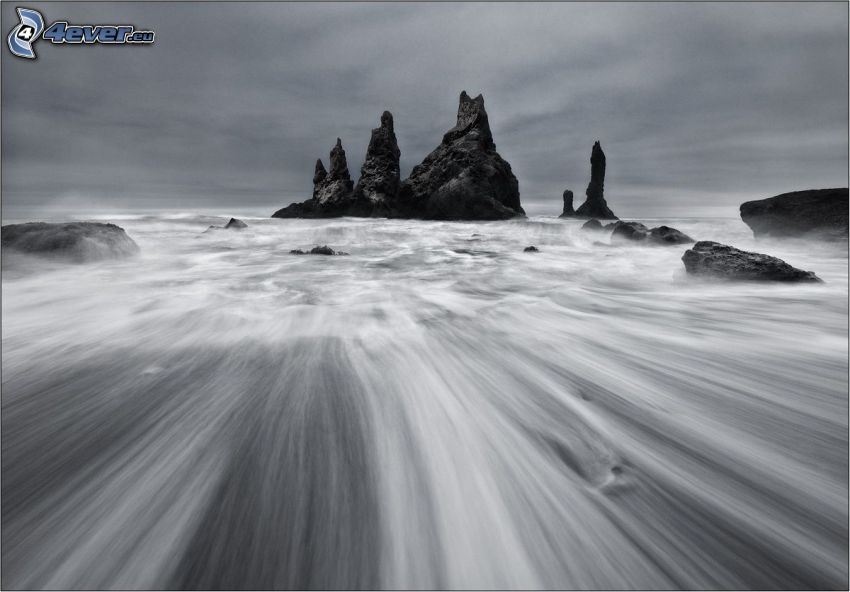 klippor i havet, svart och vitt