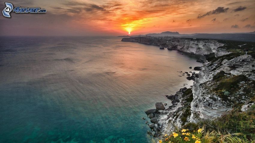 klippor vid kusten, solnedgång över hav, havsutsikt