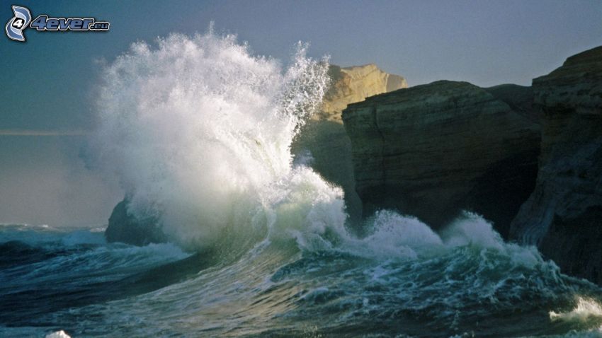 klippor vid kusten, stormigt hav, våg
