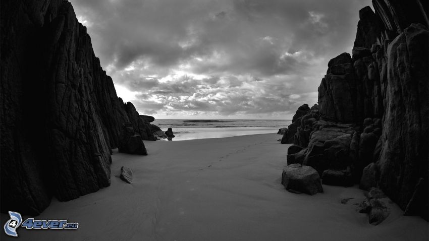 klippor vid kusten, svartvitt foto