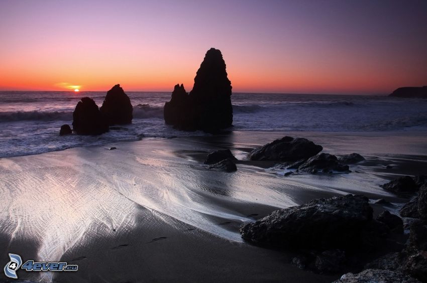 kust vid solnedgång, stenig strand, stenar