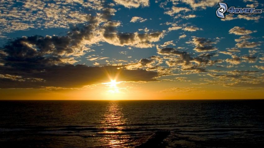 solnedgång över hav, moln