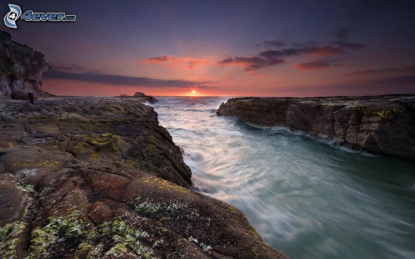 solnedgång över havet, klippor vid kusten
