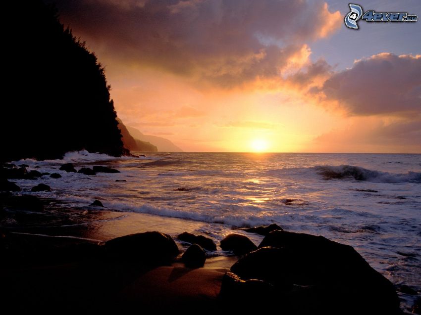 solnedgång över havet, klippstrand, strand, stenar