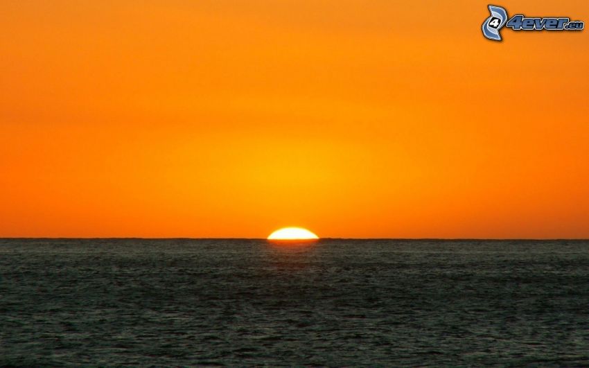solnedgång över havet, orange himmel