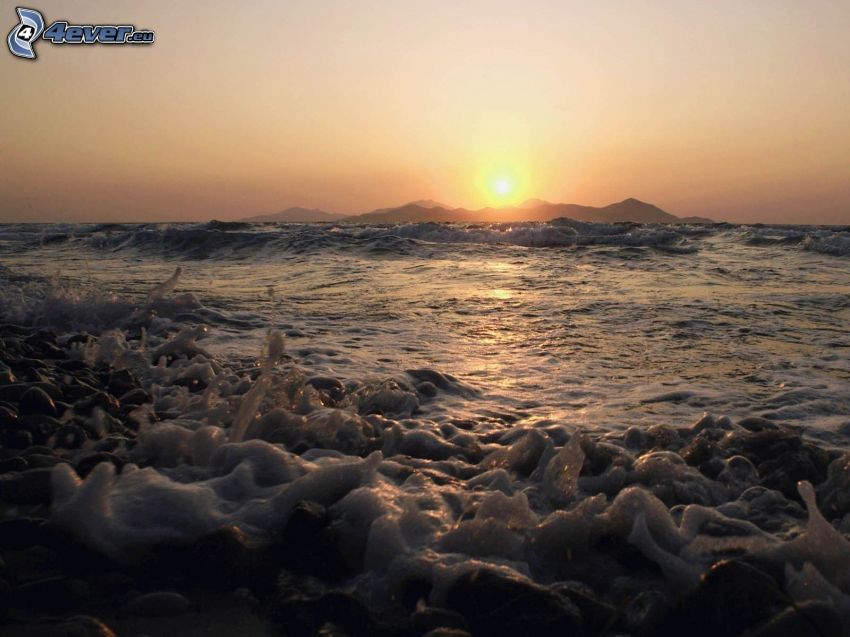 solnedgång över ö, vågor vid kusten, hav