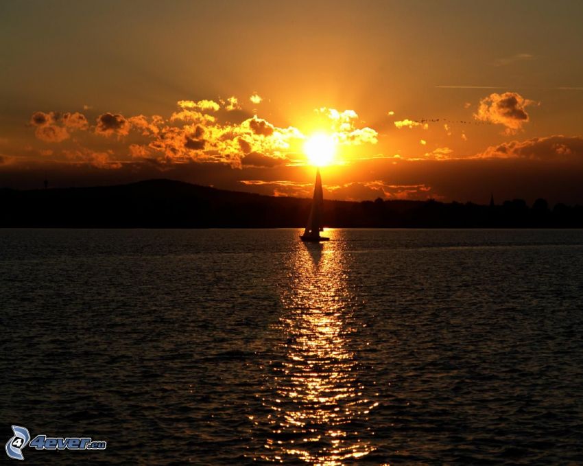 solnedgång över sjö, yacht