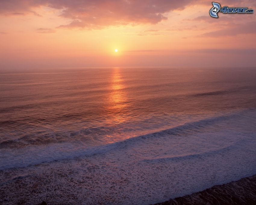 solnedgången över havet, hav, vågor vid kusten