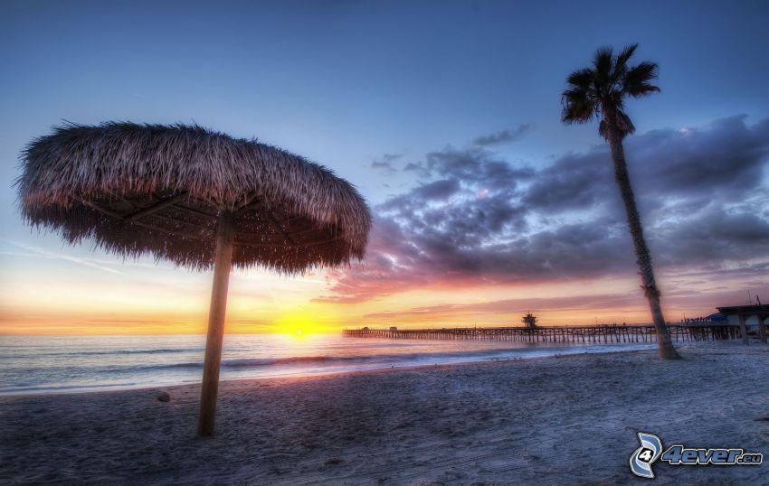 solnedgången över havet, parasoll på stranden, palm, HDR, brygga