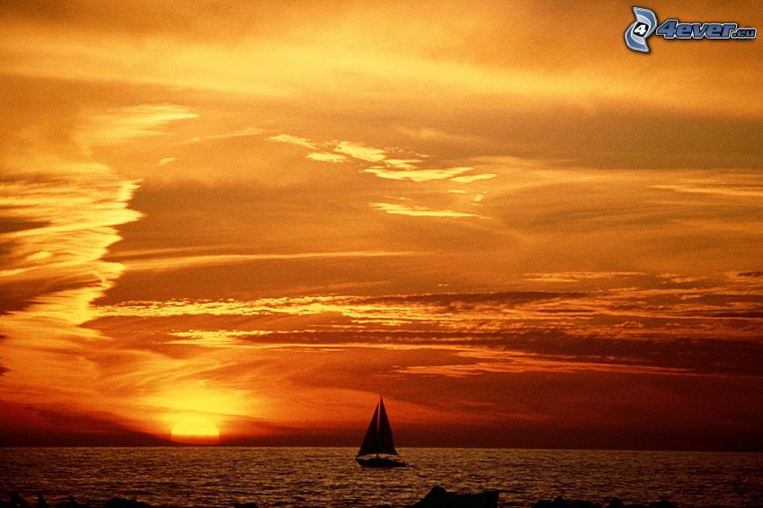 orange solnedgång över havet, segelbåt