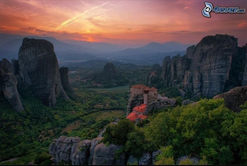 hus på klippor, klippiga berg, Grekland, orange himmel, solnedgång, kondensationsspår