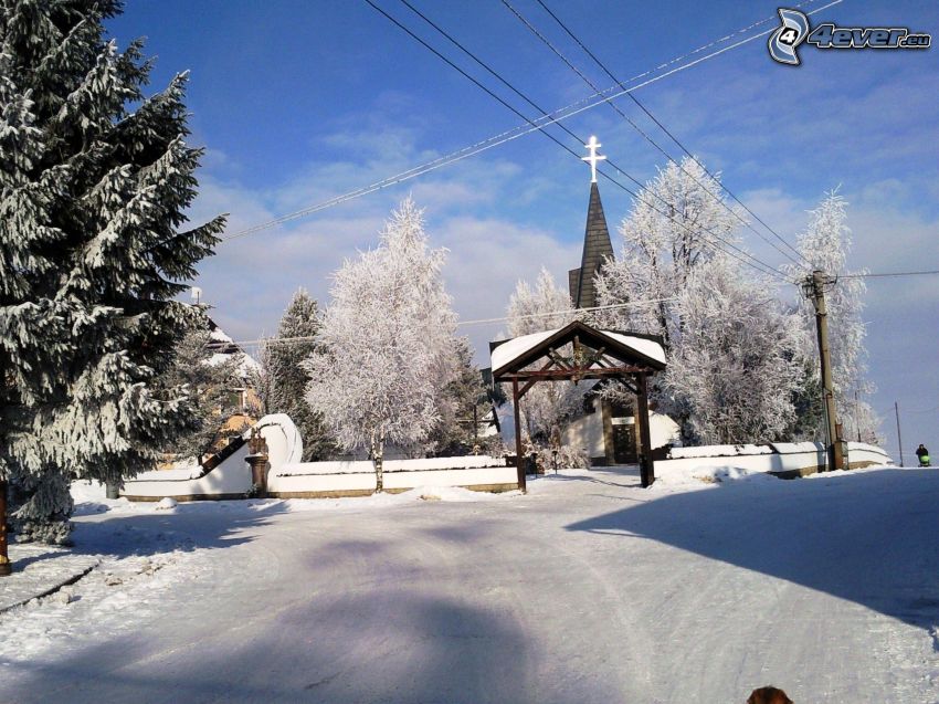 snötäckt torg, snöig väg, vinter, snö, kyrka, by, snöklädda träd, gran