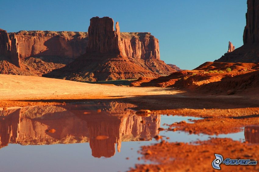 Monument Valley, vattenpöl, spegling