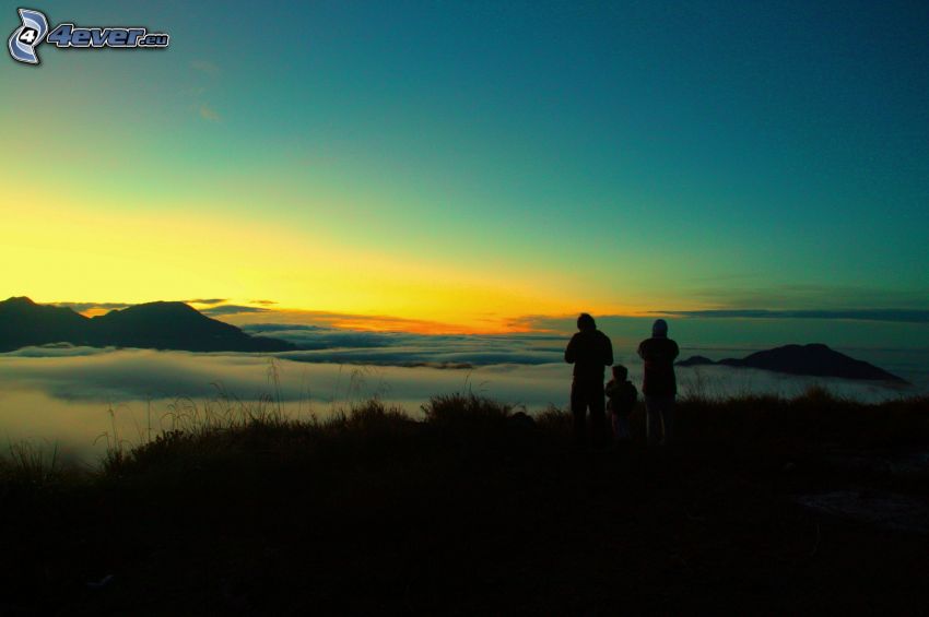 silhuetter av människor, ovanför molnen, solnedgång