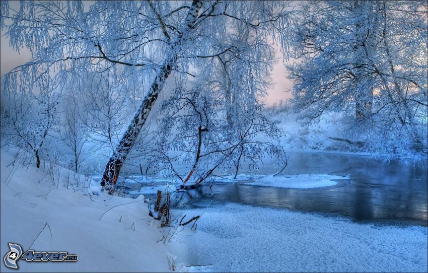 snöigt landskap, frusen flod