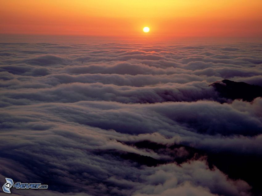 solnedgång över molnen