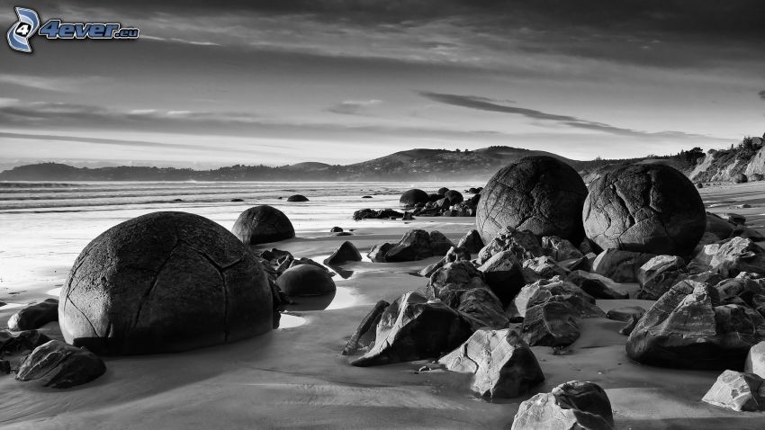 stenbumling, klippor i havet, svart och vitt