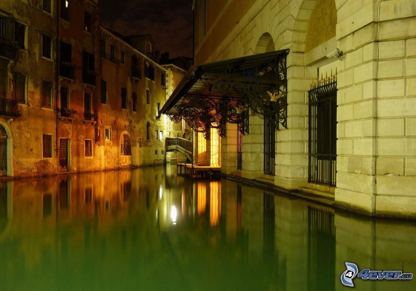 Venedig, översvämmad gata, hus, kväll