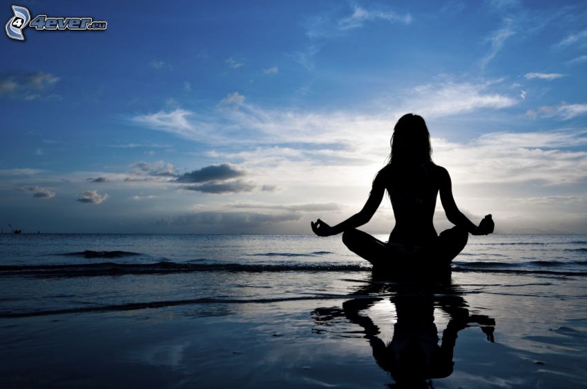silhuett av kvinna, yoga, benen i kors, meditation, öppet hav