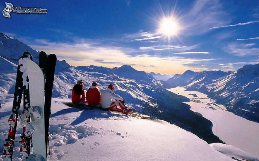 snowboardåkare, skidåkare, snöklädda berg, sol