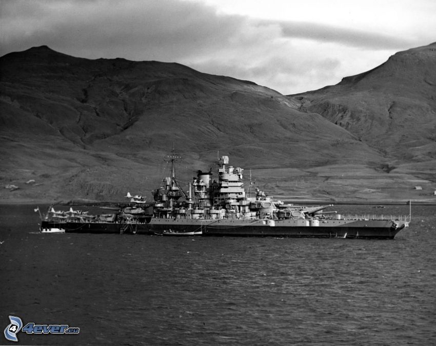 USS Idaho, svartvitt foto, bergskedja