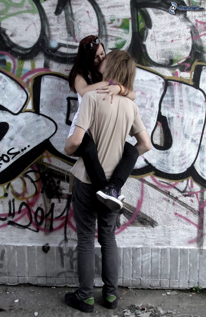 abrazo junto a la pared, beso, pareja, grafiti