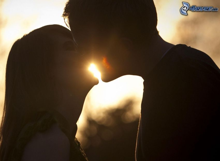 Beso en la puesta del sol, pareja